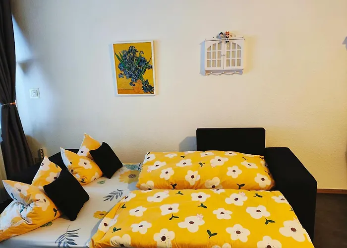 Ferienwohnung Schoene Wohnung 2D-Gebaeude Mit Mini-Garten